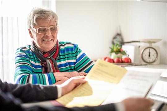 Eine Seniorin am Küchentisch: Ein neues Projekt im Landkreis soll ältere Menschen im Alltag begleiten.  Foto: Landkreis Goslar