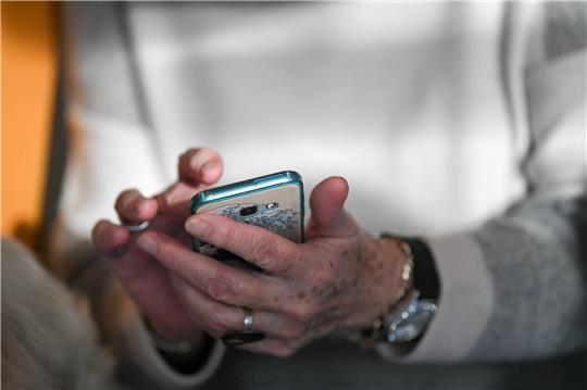 Eine Seniorin hält ihr Smartphone in den Händen. Foto: picture alliance/dpa/dpa-Zentralbild | Jens Kalaene
