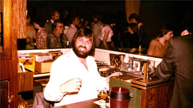 Weitere Geheimnisse aus Harzburgs Vergangenheit kommen ans Licht Eine Serie von Partyszenen aus den 1970/80er Jahren in den Sozialen Medien bescherte offenkundig etlichen Bad Harzburgern Jugenderinnerungen und Harz-History viel Resonanz, nicht wirklich geklärt aber wurde die Frage, ob dieser DJ auch im „Backofen“ (Café Raeck) aktiv war. Die einzige Info des Archivteams ist eine Notiz: „P Kellermann, Ralf 1978“. Wer weiß mehr?