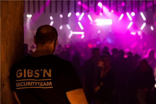Eine Sicherheitskraft beobachtet die Tanzfläche eines Clubs in Frankfurt/Main. Mit der Frage «Ist Luisa hier?» können sich Mädchen und Frauen ans Personal wenden und bekommen unmittelbar und diskret Hilfe.
