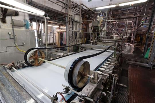 Eine Siebpartie in der Papierfabrik Hahnemühle.