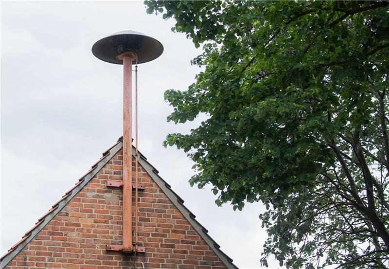 Kommunen fordern mehr Geld für Zivilschutz und neue Bunker Eine Sirene steht auf einem alten Feuerwehrhaus bei Hannover. Der Städte- und Gemeindebund fordert vom Bund bessere Vorkehrungen zum Schutz der Bevölkerung.