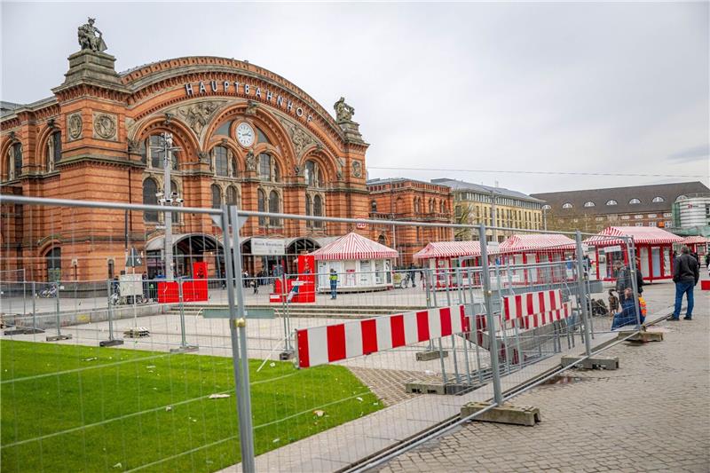 Alkohol- und Drogenverbot am wirkt laut Ressort Eine Sitzfläche vor dem Bremer Hauptbahnhof ist mit Zäunen abgesperrt.