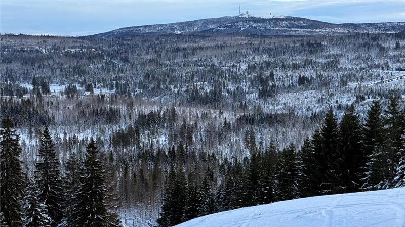 Eine Skiabfahrt mit Blick zum Brocken: Die Pisten am sogenannten Sonnenblick-Hang am Sonnenberg gehören zu den schönsten des gesamten Harzes.