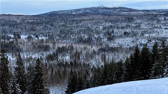 Eine Skiabfahrt mit Blick zum Brocken: Die Pisten am sogenannten Sonnenblick-Hang am Sonnenberg gehören zu den schönsten des gesamten Harzes.