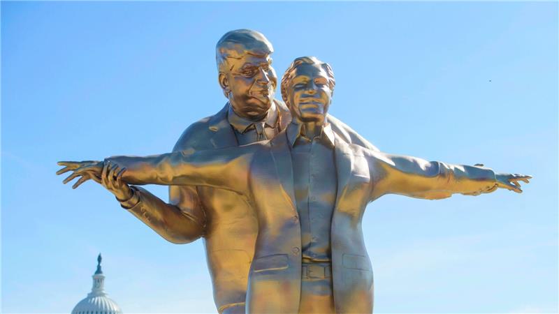 Eine Skulptur der anonymen Künstlergruppe „The Secret Handshake“, die Präsident Donald Trump und Jeffrey Epstein in „Titanic“-Pose darstellen soll, steht auf der National Mall in der Nähe des Kapitols in Washington.