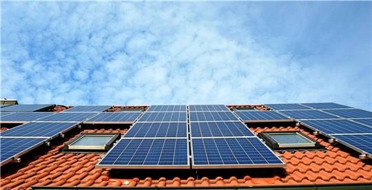 Eine Solaranlage gehört auf jedes neue städtische Dach, meint die Grüne Partei 42.  Foto: Pixabay