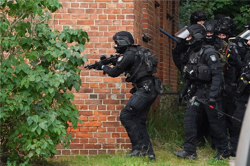 Eine Sondereinheit der Polizei durchsucht am 12. September das Gelände des ehemaligen Marinefliegergeschwaders 5 in Kiel-Holtenau. Am Abend befreiten die Beamten die Geisel aus einem Hangargebäude.