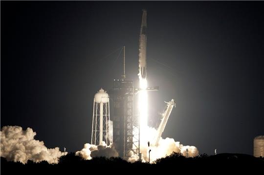 Eine SpaceX Falcon 9-Rakete mit «Crew Dragon»-Raumschiff hebt von der Rampe 39A des Kennedy Space Centers in den USA ab.