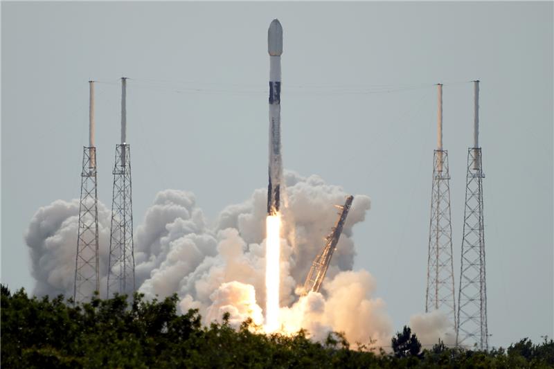 Eine SpaceX Falcon 9-Rakete mit Starlink V2 Mini-Internetsatelliten der zweiten Generation an Bord hebt vom Space Launch Complex 40 auf der Cape Canaveral Space Force Station ab. Die erste Stufe der Falcon 9-Trägerrakete wird auf einem Drohnenschiff im Atlantik landen. Foto: picture alliance/dpa/AP | John Raoux