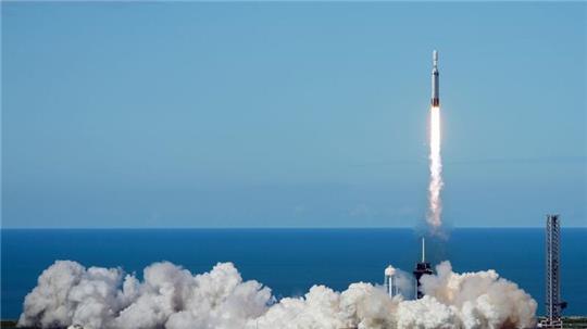 Eine SpaceX-Rakete hebt von der Rampe 39A des Kennedy Space Center in Cape Canaveral ab.