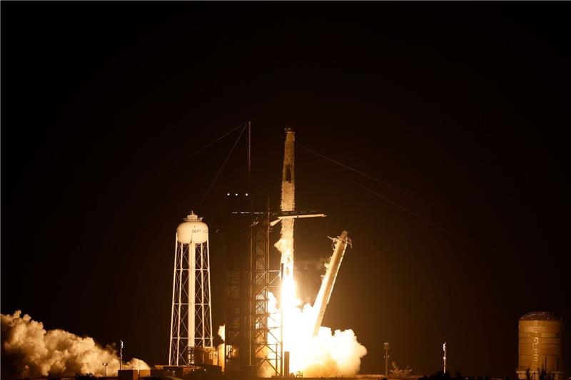 Eine SpaceX-Rakete mit Crew hebt in Cape Canaveral ab.