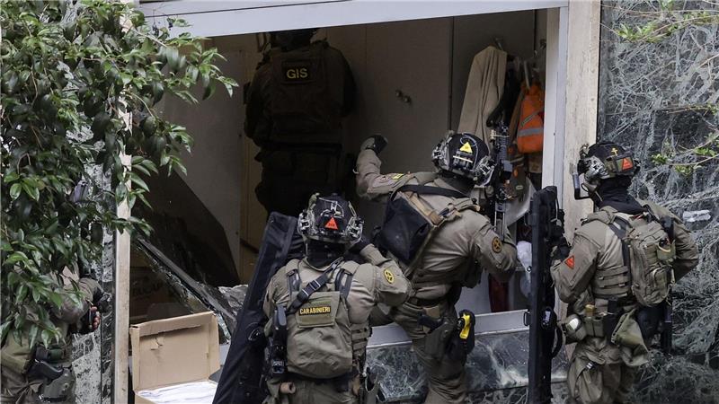 Eine Spezialeinheit der Carabinieri stürmt während eines Überfalls eine Bank in Neapel.