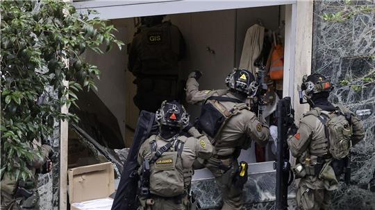Eine Spezialeinheit der Carabinieri stürmt während eines Überfalls eine Bank in Neapel.