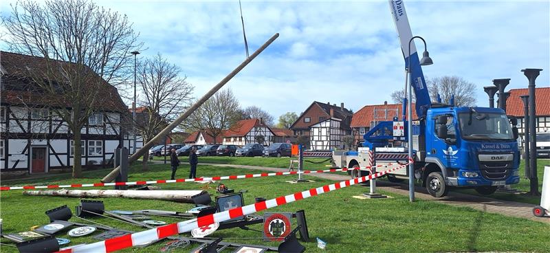 Eine Spezialfirma aus Heiningen übernimmt das Aufstellen des Ganzjahres-Maibaums vor dem Dorfgemeinschaftshaus in Schladen. Foto: Hohaus