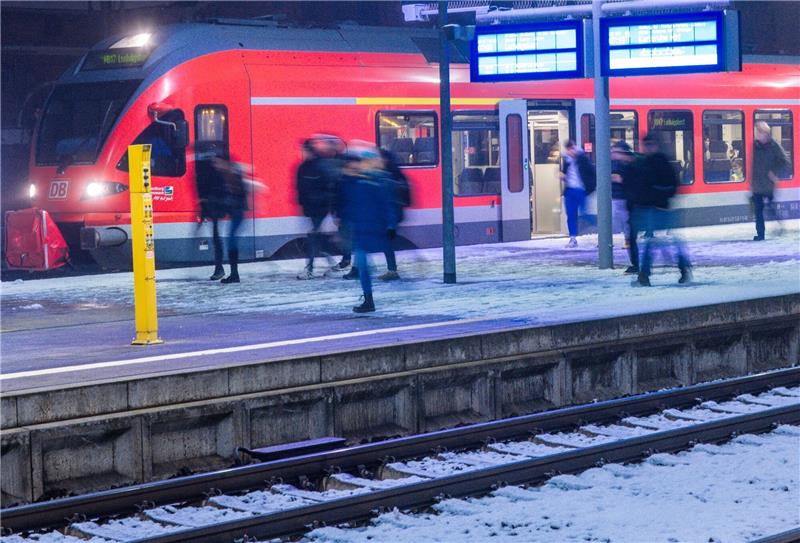 Riesenglück für Frau: Von Zug überrollt und überlebt Eine Sprecherin der Bundespolizei über den Vorfall: «Ein absolutes Glück, dass sie nicht eingeklemmt wurde.» (Symbolbild)
