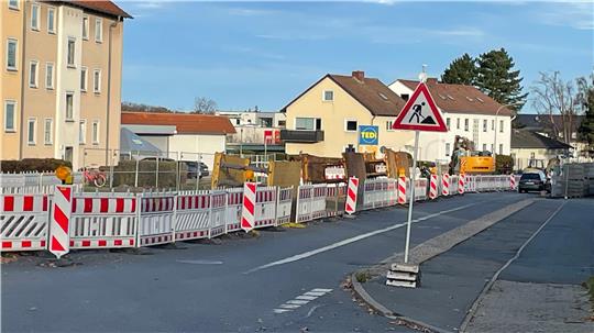 Ein Zaun schützt die Baustelle. Eine Spur auf der Marienburger Straße ist frei.