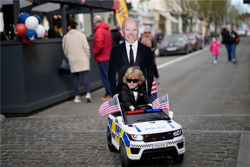 Die „Joe-Show” : Biden verabschiedet sich von Irland Eine Stadt im Biden-Fieber: In Ballina kündigen Pappaufsteller den Besuch des US-Präsidenten an.