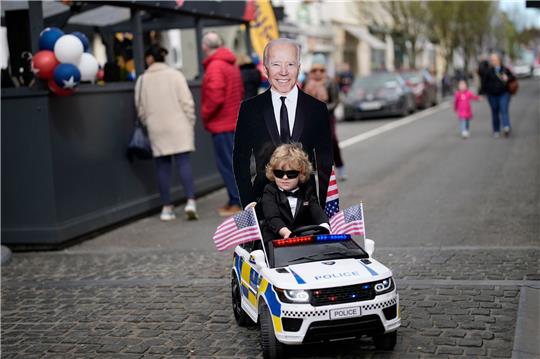 Eine Stadt im Biden-Fieber: In Ballina kündigen Pappaufsteller den Besuch des US-Präsidenten an.