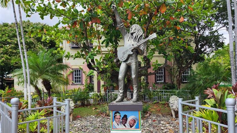 „Es sprang ein Funke über“: Bob Marley vor 80 Jahren geboren Eine Statue Bob Marleys steht vor seinem ehemaligen Haus auf Jamaika, das heute ein Museum ist. (Archivbild)