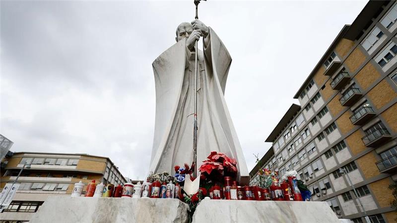 Bangen um Franziskus – Papst mit Lungenentzündung Eine Statue vor dem Krankenhaus erinnert an Papst Johannes Paul II.