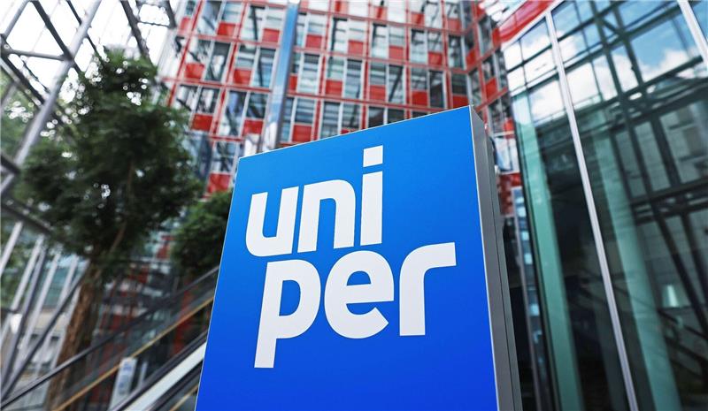 Energiekonzern Uniper will bis 2040 klimaneutral sein Eine Stele mit dem Firmen-Logo steht im Foyer der Hauptverwaltung des Energieversorgungsunternehmens Uniper in Düsseldorf.