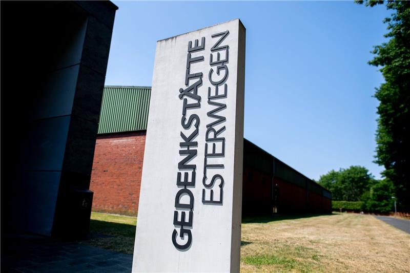 Streit um NS-Gedenkstätte im Emsland Eine Stele mit der Aufschrift „Gedenkstätte Esterwegen“ steht auf dem Gelände der Gedenkstätte Esterwegen, dem Standort des ehemaligen Konzentrationslagers Esterwegen.