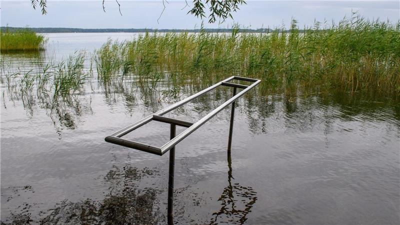 Fotos zeigen, wie der Klimawandel Deutschland verändert Eine Stelle zum Wassertreten am Arendsee lag 2023 im Trockenen. 2024 und 2025 sah es im August an dieser Stelle anders aus.