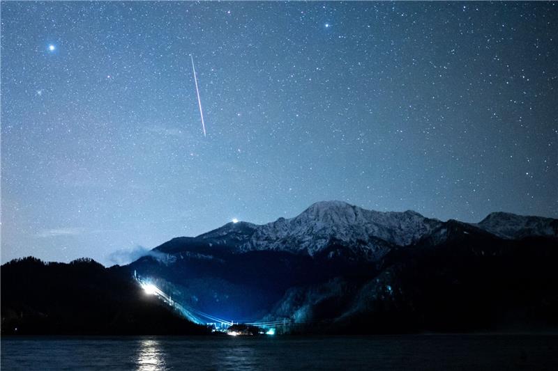 Blick in die Sterne - Sonne, Mond und Planeten im Jahr 2023 Eine Sternschnuppe ist während der Geminiden über dem Kochelsee zu sehen.