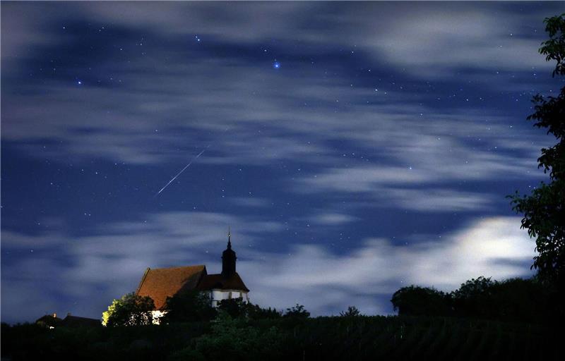 Sternschnuppen verzücken Beobachter Eine Sternschnuppe verglüht am Himmel über der Wallfahrtskirche Maria im Weingarten.