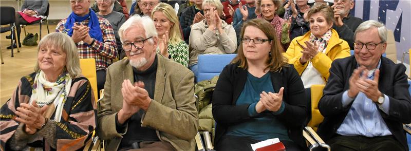 Eine Stolpersteine-Veranstaltung im November 2023, mit vorne v.li.: Erika Hauff-Cramer, Stefan Cramer, Marleen Mützlaff, Dr. Kurt Fontheim.