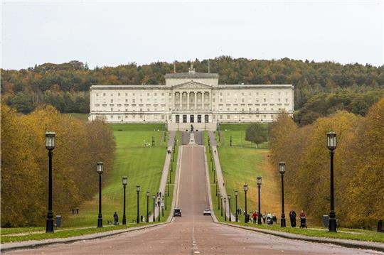 Eine Straße führt zum Parlamentsgebäude in Stormont.