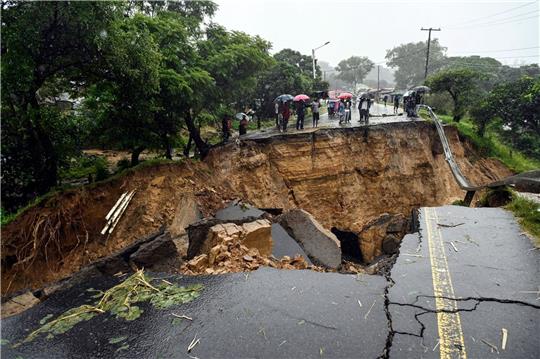 Eine Straße in Malawi ist nach den schweren Regenfällen des tropischen Wirbelsturms »Freddy« eingebrochen.