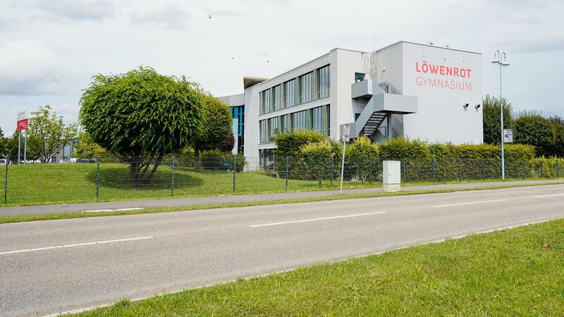Prozess um Mord an Schülerin in St. Leon-Rot – Sitzung vertagt Eine Straße vor dem Schulgebäude des Löwenrot-Gymnasiums. Der Gerichtsprozess gegen einen 18-Jährigen, der seine gleichaltrige Mitschülerin dort erstochen haben soll, beginnt am Dienstag (16.07.).