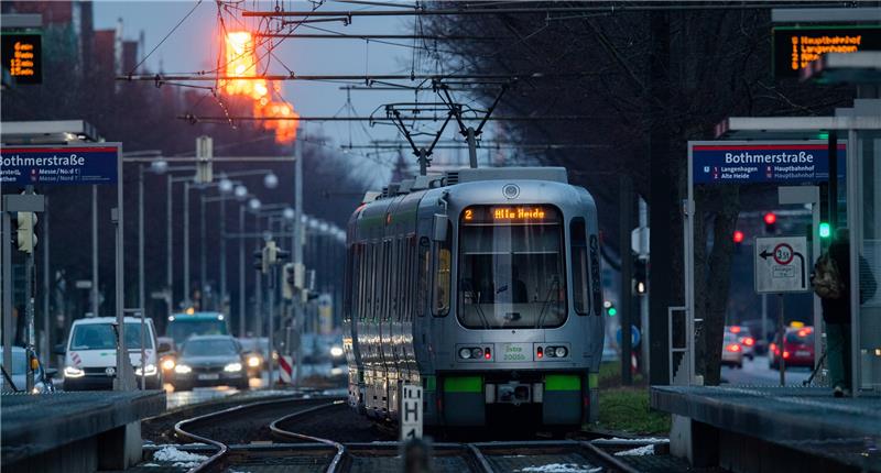 Eine Straßenbahn fährt am Morgen durch Hannover. In der Nacht auf Sonntag ist ein 42-Jähriger von einer Straßenbahn überrollt und dabei tödlich verletzt worden. Symbolfoto: picture alliance/dpa | Julian Stratenschulte