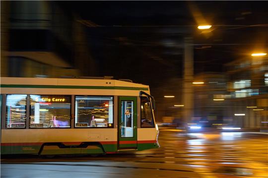 Eine Straßenbahn in Magdeburg.