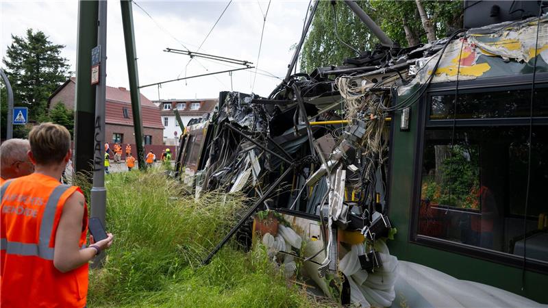 Eine Straßenbahn in Neu Hohenschönhausen ist entgleist. Bei dem Unfall gab es viele Verletzte.