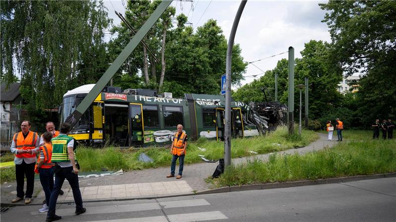 Eine Straßenbahn in Neu Hohenschönhausen ist entgleist. Bei dem Unfall gab es viele Verletzte. 