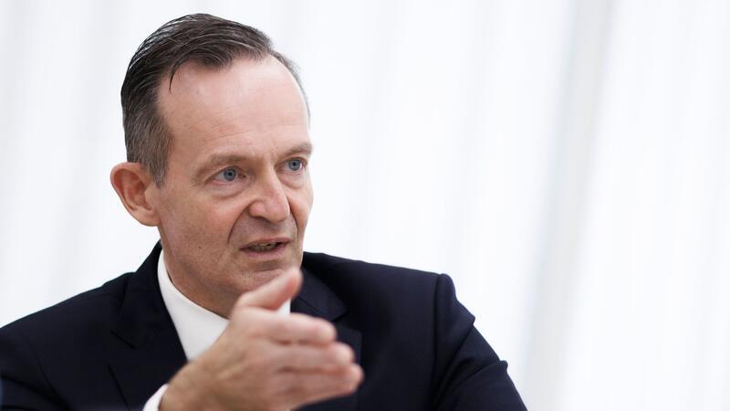 Hoffnungsträger „Generalsanierung“ - für Kunden ein Kraftakt Eine Strecke für fünf Monate zu sperren, sei ein maximaler Eingriff ins Netz. Danach aber könnten die Züge im Regelbetrieb über Jahrzehnte pünktlich fahren, so Wissing.