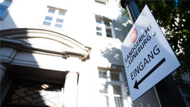 Eine Studentin hat die Klage gegen ihren Ghostwriter zurückgezogen - die beklagte Partei stimmt zu, das Gericht wird nicht mehr entscheiden. (Symbolbild)