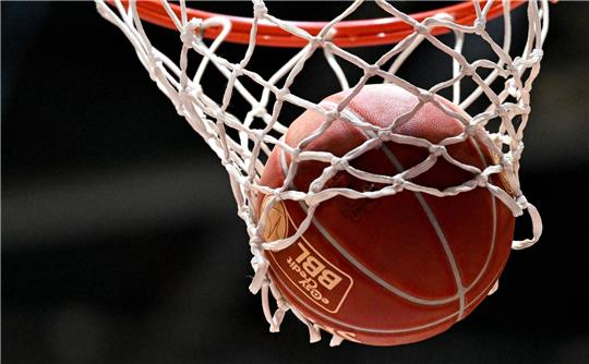 Eine Studie hat den Einfluss von ermunternden Berührungen auf die Wurfleistung im Frauen-Basketball untersucht.