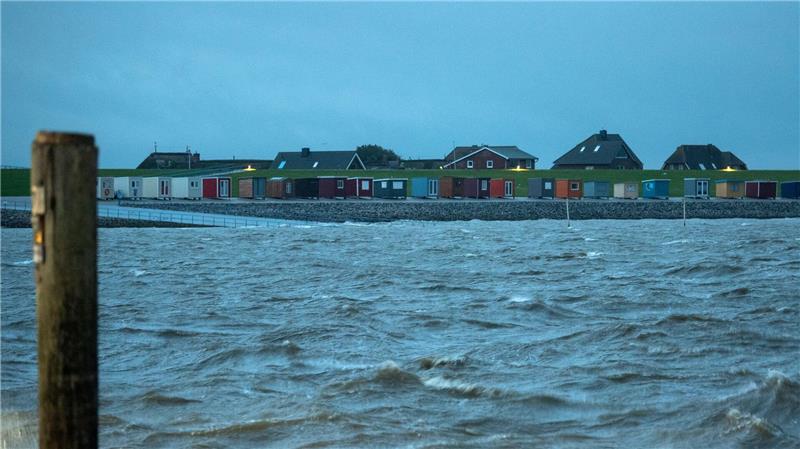 Erster Herbststurm an der Küste - keine Fahrt nach Helgoland Eine Sturmflut wird an der deutschen Nordseeküste am Montag nicht erwartet.