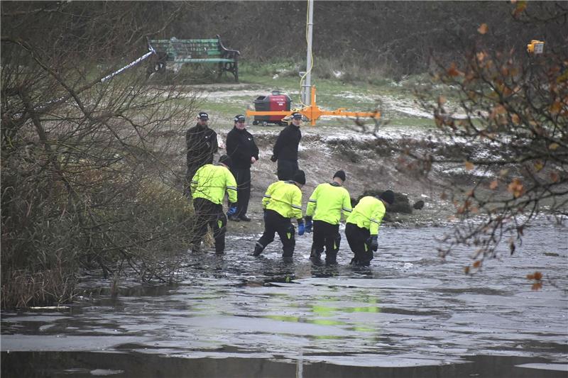 Drei Jungen nach Einbruch in gefrorenen See gestorben Eine Suchmannschaft im Einsatz. Womöglich sind noch weitere Kinder in den See gestürzt.