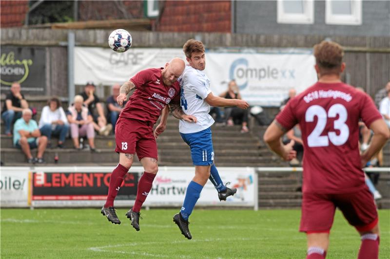 Goslarer SC 08: Am Osterfeld kann eine Serie enden Eine Szene aus dem Hinspiel: Garret Rindermann vom SC 18 Harlingerode (l.) im Kopfballduell Tobias Keil vom Goslarer SC 08. Die Partie endete mit einem 1:0 für die Goslarer. Foto: Gietemann