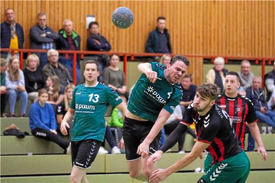 Eine Szene aus dem direkten Vergleich der beiden Nordharzer Teams: Jan Ermrich (Mi.) von der HSG Langelsheim/Astfeld beim Torwurf, Nigel Gille vom MTV Hornburg versucht ihn daran zu hindern. Foto: Drechsler