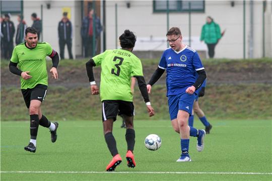 Eine Szene aus der Partie am 16. April zwischen der TSG Bad Harzburg II, hier Luca Pätzmann, und dem FC Seesen. Das Spiel beschäftigt nun das Sportgericht des Fußballkreises Nordharz. Foto: Gietemann
