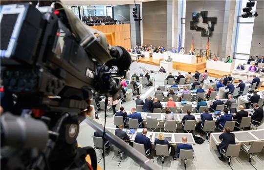 Eine TV-Kamera filmt die Sitzung im niedersächsischen Landtag.