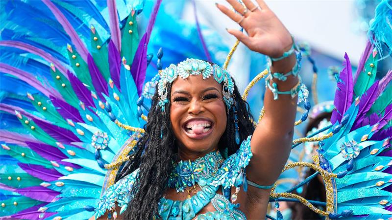 Eine Tänzerin einer „Mas-Band“ nimmt in Toronto an einer großen Parade teil.