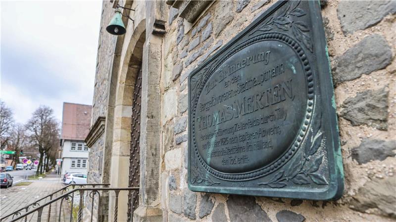Eine Tafel an der St.-Salvatoris-Kirche erinnert an Thomas Merten.