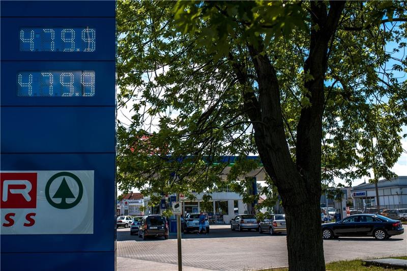 Versorgungsengpässe: Ungarn hebt Benzinpreisdeckelung auf Eine Tankstelle mit amtlich regulierten Preisen im ungarischen Komárom am 27.05.2022.